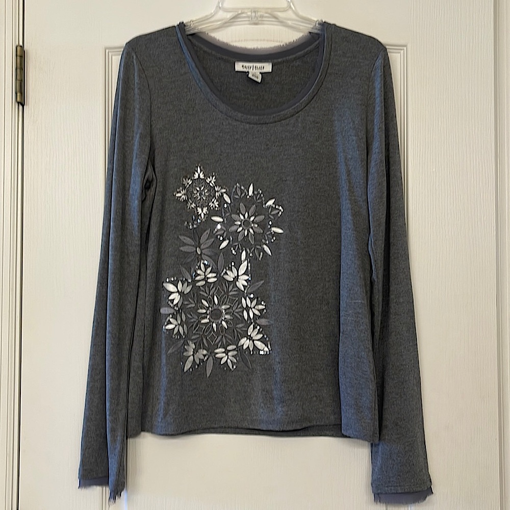 White House | Black Market Snowflake top - L